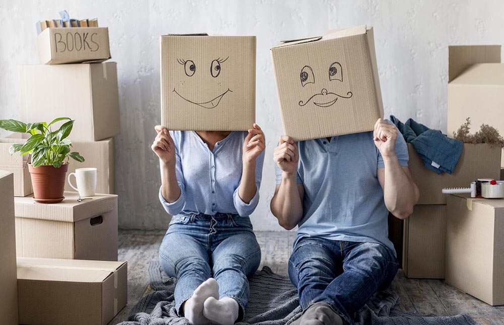 couple avec des cartons pour un déménagement