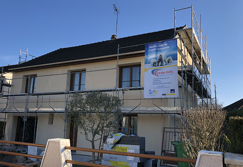 photo d'une maison avec l'affiche de kokisol