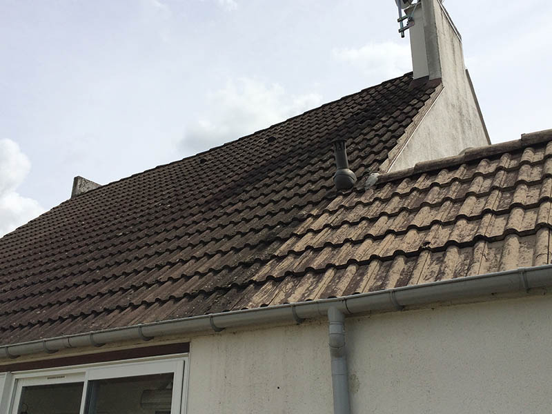 photo d'un toit avant son nettoyage