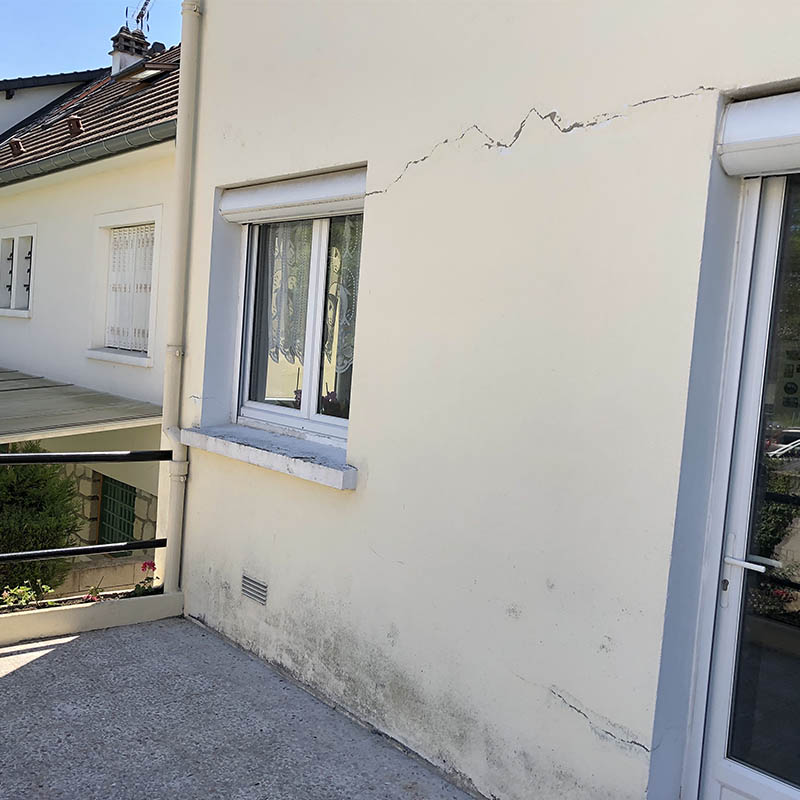 photo maison avec des fissures sur la façade