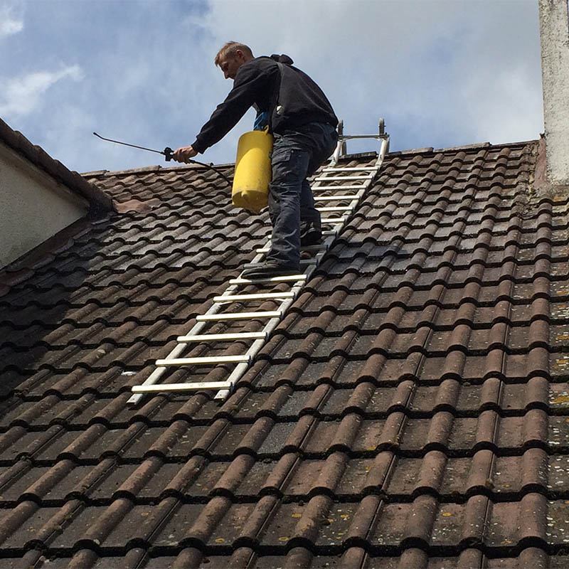 ouvrier de kokisol qui effectue un nettoyage de toiture