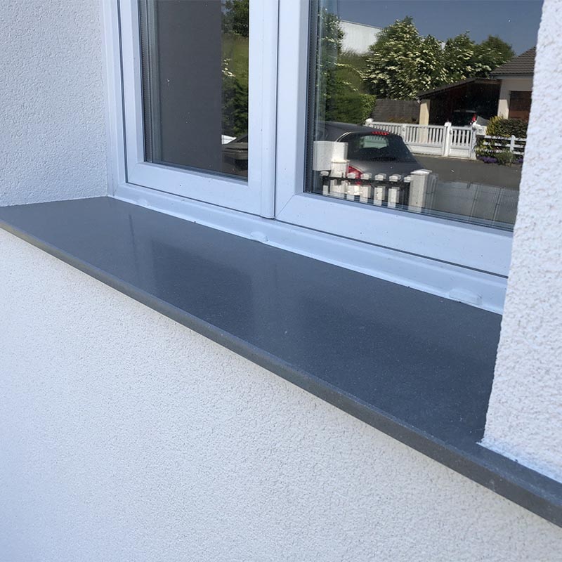 photo d'un appui de fenêtre en granit gris